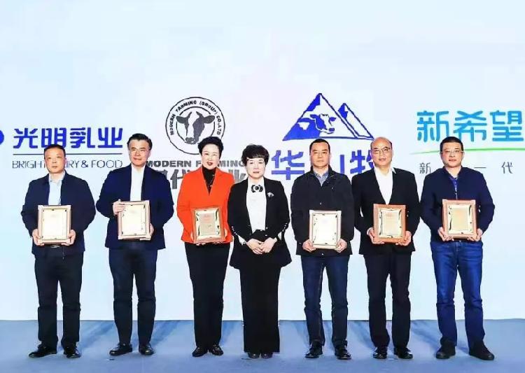 重慶日?qǐng)?bào)：捷報(bào)，天友乳業(yè)榮獲2021年國家優(yōu)質(zhì)乳工程雙項(xiàng)大獎(jiǎng)！